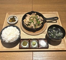 極上ホルモン御膳（卵黄付き）