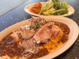 NEW   ローストポーク洋ワサビのクリームソース&半熟玉子のオムライス　サラダ前菜２種付き