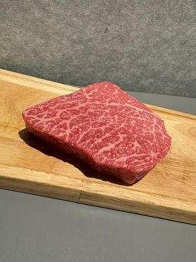 A5黒毛和牛！しっかり赤身ステーキ〈モモ・220g〉