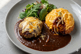 黒毛和牛入り手ごねハンバーグオムライス