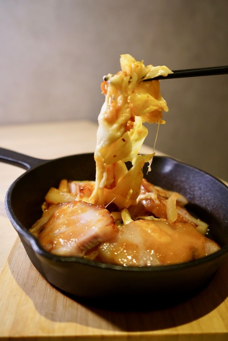 🧀とろけるチーズと醤油麹豚トロの鉄板豚キムチ🐖