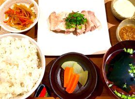 腰越食堂の蒸し鶏定食