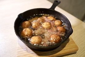 旨み爆弾！ゴロっとマッシュルームとベーコンのやみつきアヒージョ