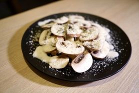 ✨ワイン泥棒✨🍄‍🟫生マッシュルームの濃厚チーズサラダ