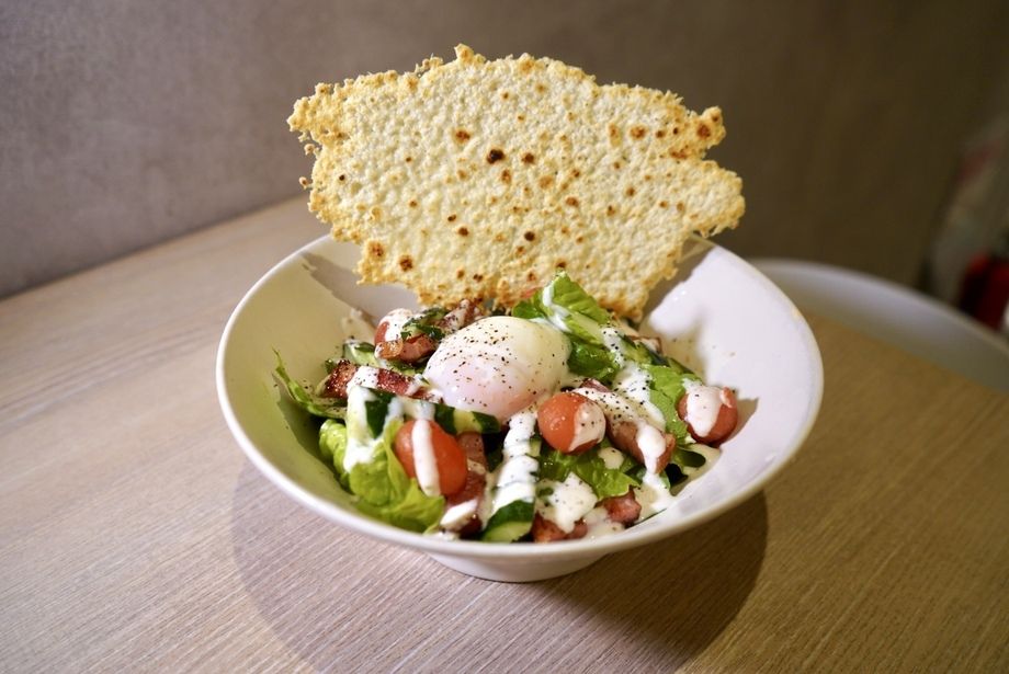 🧀パリパリチーズ🧀を崩して食べる！オスミックトマトのせ温玉シーザーサラダ🥗