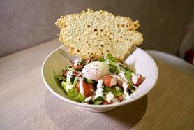 🧀パリパリチーズ🧀を崩して食べる！オスミックトマトのせ温玉シーザーサラダ🥗