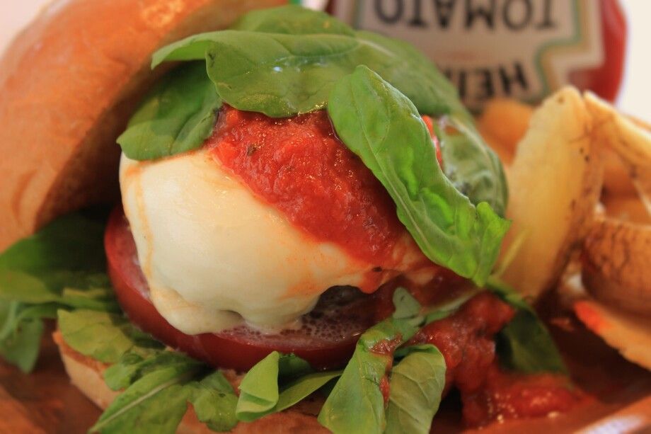 モッツァレラ・ルッコラのサラダバーガー （1280）