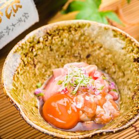 本マグロと漬け卵黄の酒盗和え