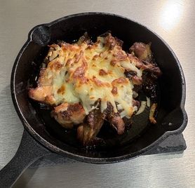 骨付き鶏もも肉のチーズコンフィ