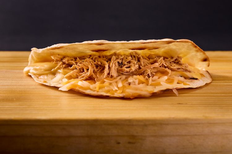 自家製スモークチキンのチーズケサディーヤ