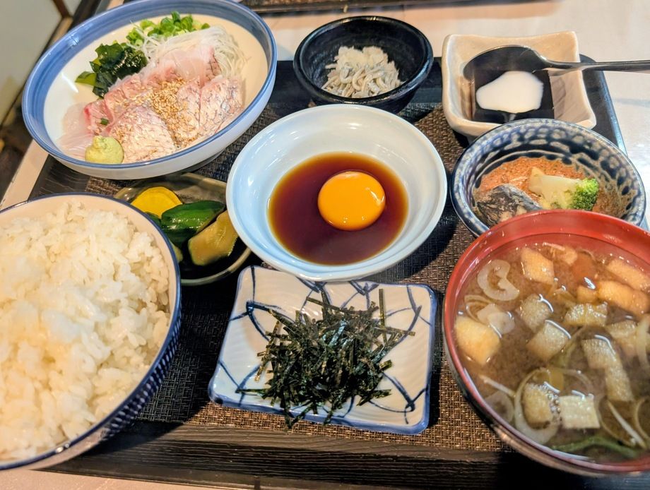 当店は日替り定食専門です（1300円~1800円程度）