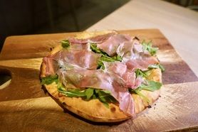 🍖切り立て原木生ハムとシャキシャキ玉ねぎの贅沢サラダピザ🌿