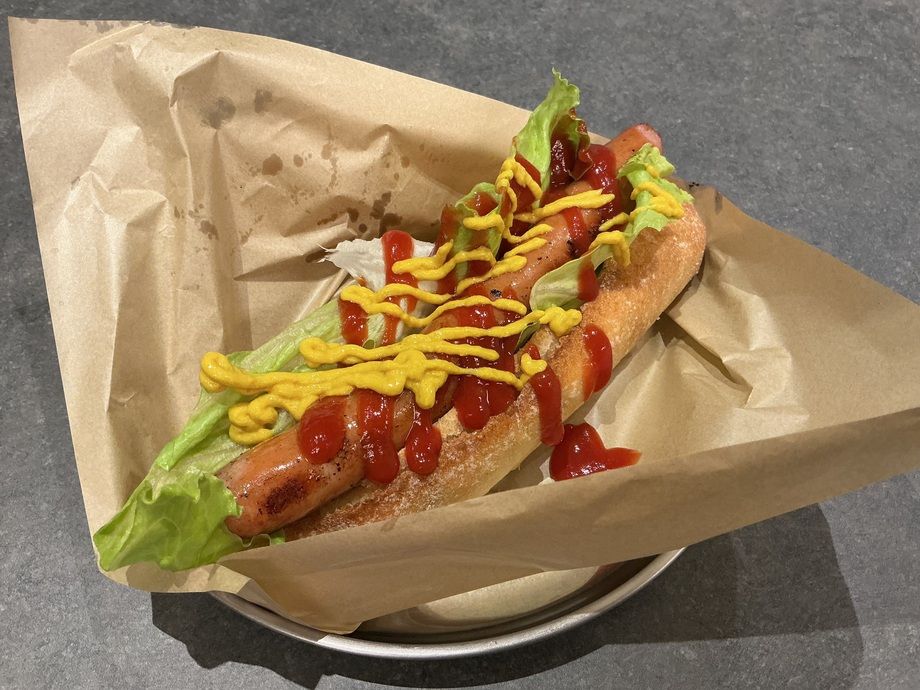鉄板仕立てホットドッグ