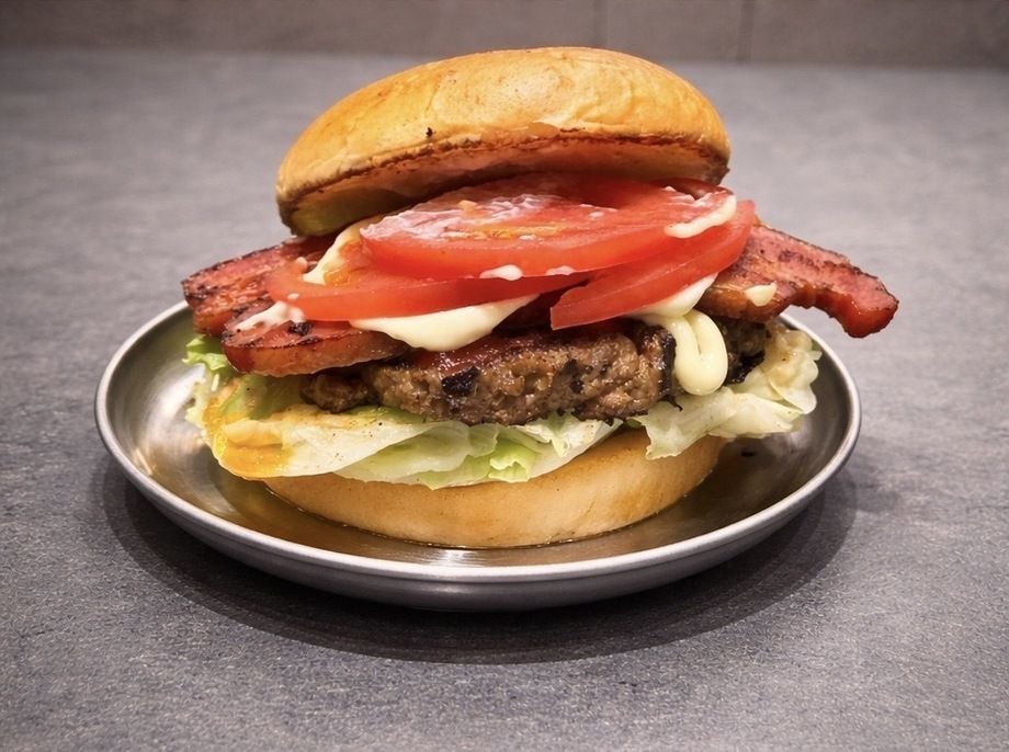 厚切りベーコンのBLTバーガー
