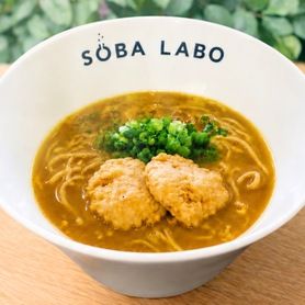 【お出汁の効いた】　　　　　　蕎麦屋のとり天カレーそば