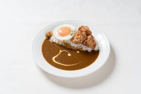 鶏竜田揚げと目玉焼きのカレー