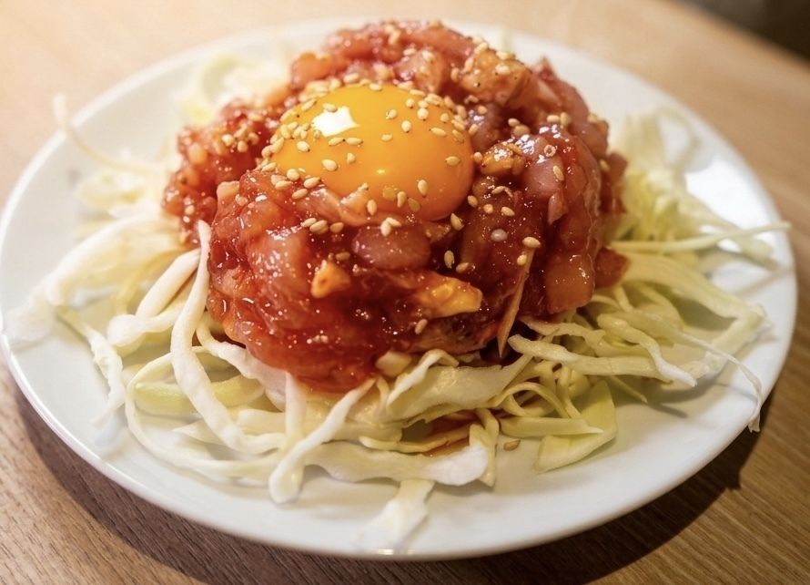 親鶏たたきの旨辛ユッケ ～チリガーリック風味～