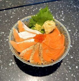 サーモンづくし丼