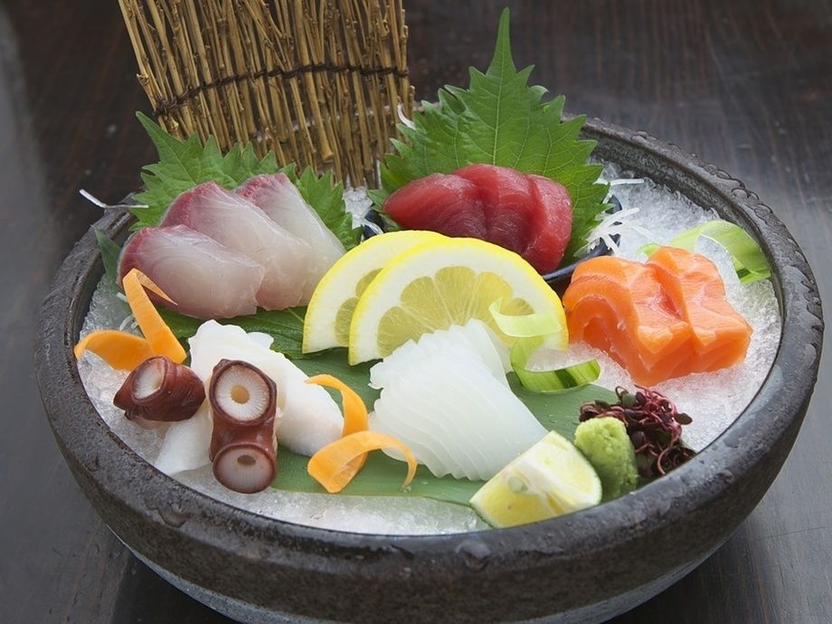お造り盛り合わせ（1,628円）