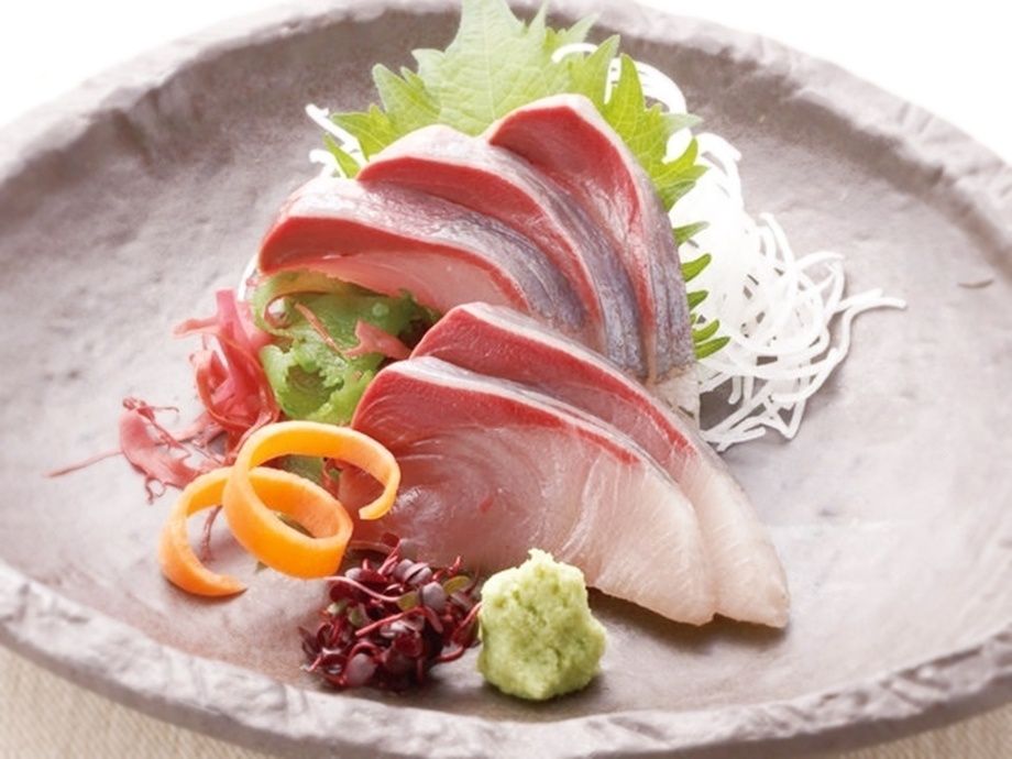 活〆ブリ造り（833円）
