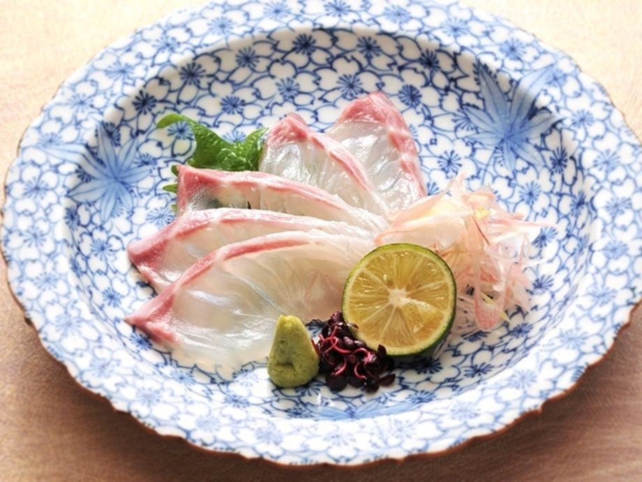 活〆鯛のお造り（768円）