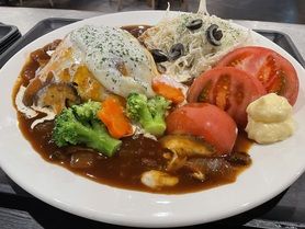🉐オムハヤシの野菜モリモリプレート‼️(ドリンク付き)本日ミニデザート付き！