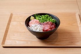 まぐろとしらすの三色丼