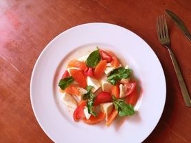 金のモッツァレラとオレンジのカプレーゼ