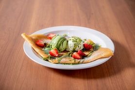 濃厚抹茶といちごのもちもちクレープ