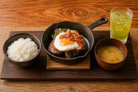 エッグビアバーグ定食(ご飯・味噌汁・ドリンク付き)