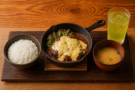 ビアチーズカレーバーグ定食(ご飯・味噌汁・ドリンク付き)