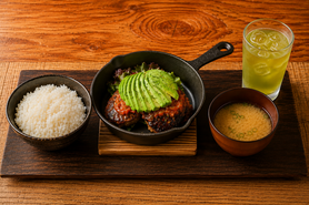 アボカドビアバーグ定食(ご飯・味噌汁・ドリンク付き)
