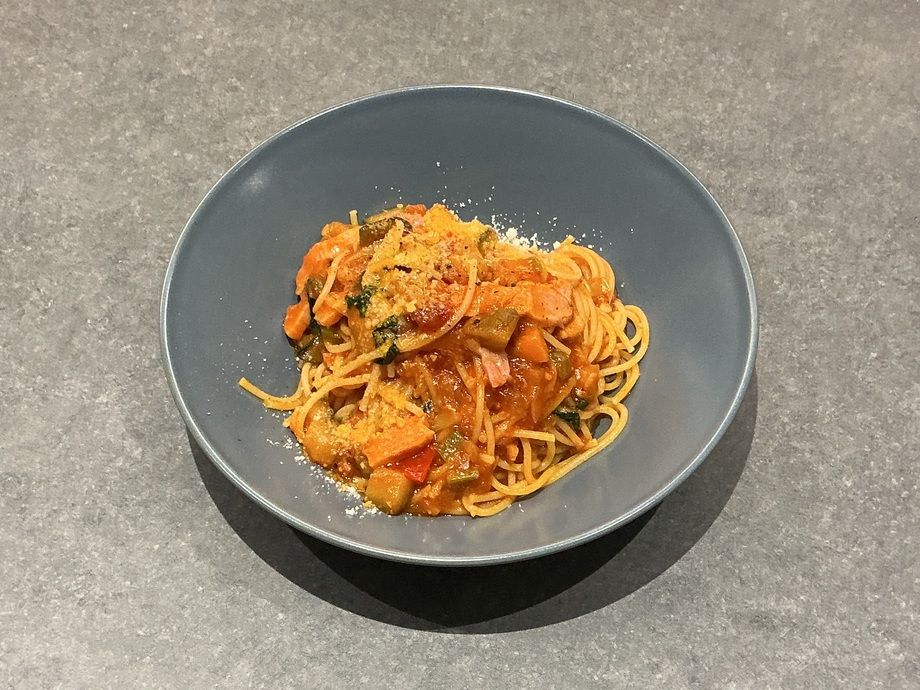 【平日限定】シェフの気まぐれパスタセット 〜ベーコンと野菜のトマトパスタ〜 (サラダ・ドリンク・パン付き)