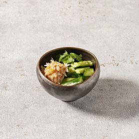 【夏メニュー】たたききゅうりと梅水晶、パクチー