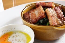 ホウレンソウとベーコンのソテー　温泉たまご添え