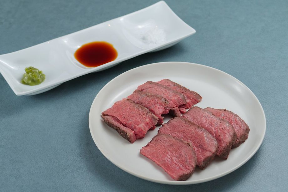 低温調理した和牛の部位2種食べ比べ(1人前6切)