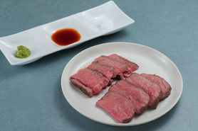 低温調理した和牛の部位2種食べ比べ(1人前6切)