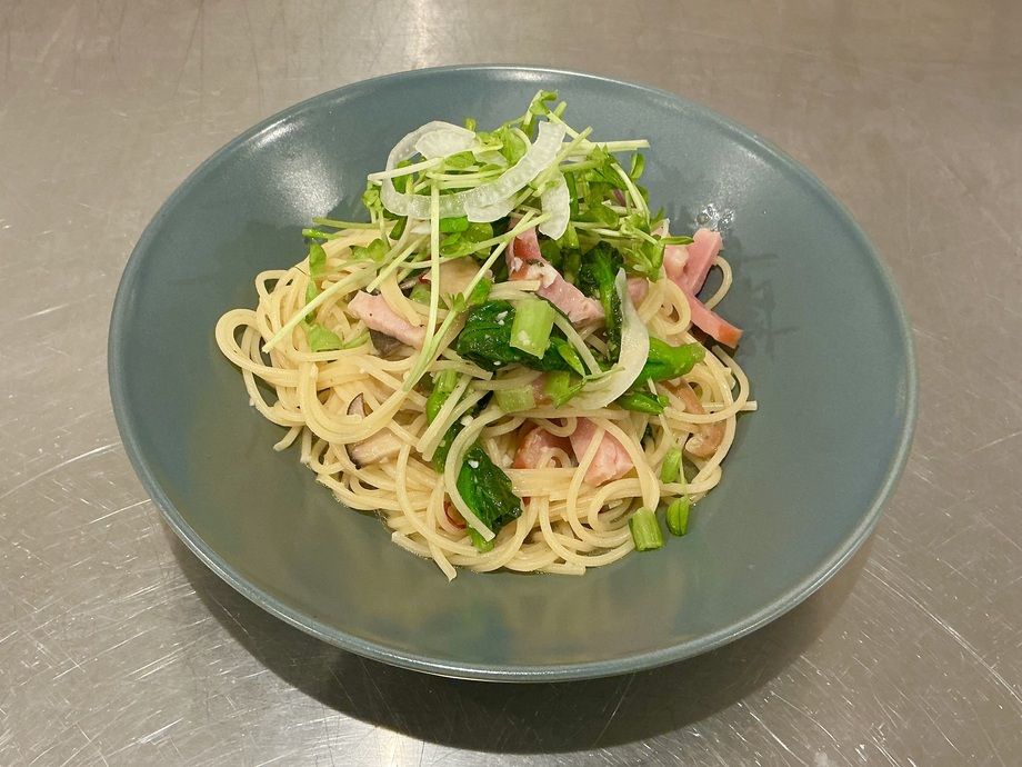 彩り野菜とベーコンのペペロンチーノ