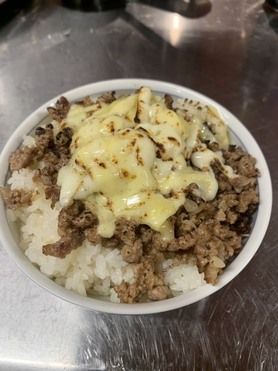炙りチーズ粗びきそぼろ丼