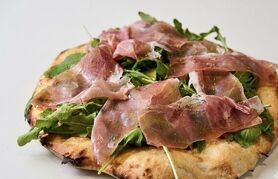 🍖切り立て原木生ハムとルッコラの贅沢サラダピザ🌿