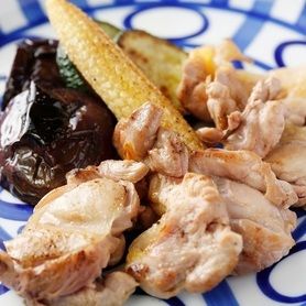 シンプルに肉の旨味を楽しめる『きじと夏野菜のグリル』