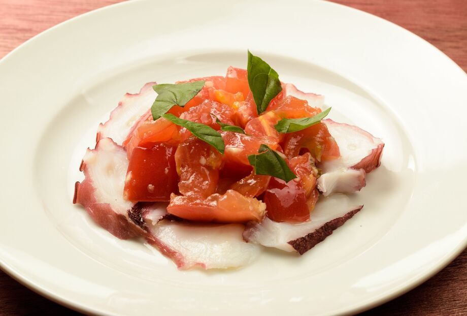 タコとバジルとフレッシュトマトのタパス（680円）