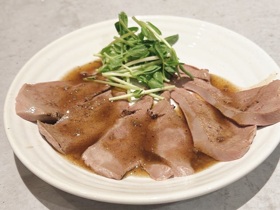 禁断の合法レバ刺し炙りカルパッチョ 〜やみつき焦がしにんにく〜