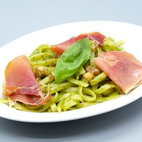 ジェノベーゼと生ハムのパスタ