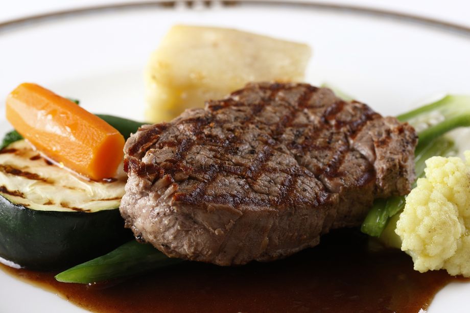 仔牛のフィレステーキ　９０ｇ　（サラダ付き）（￥２１５５　＊１５０ｇ　￥２８３５）