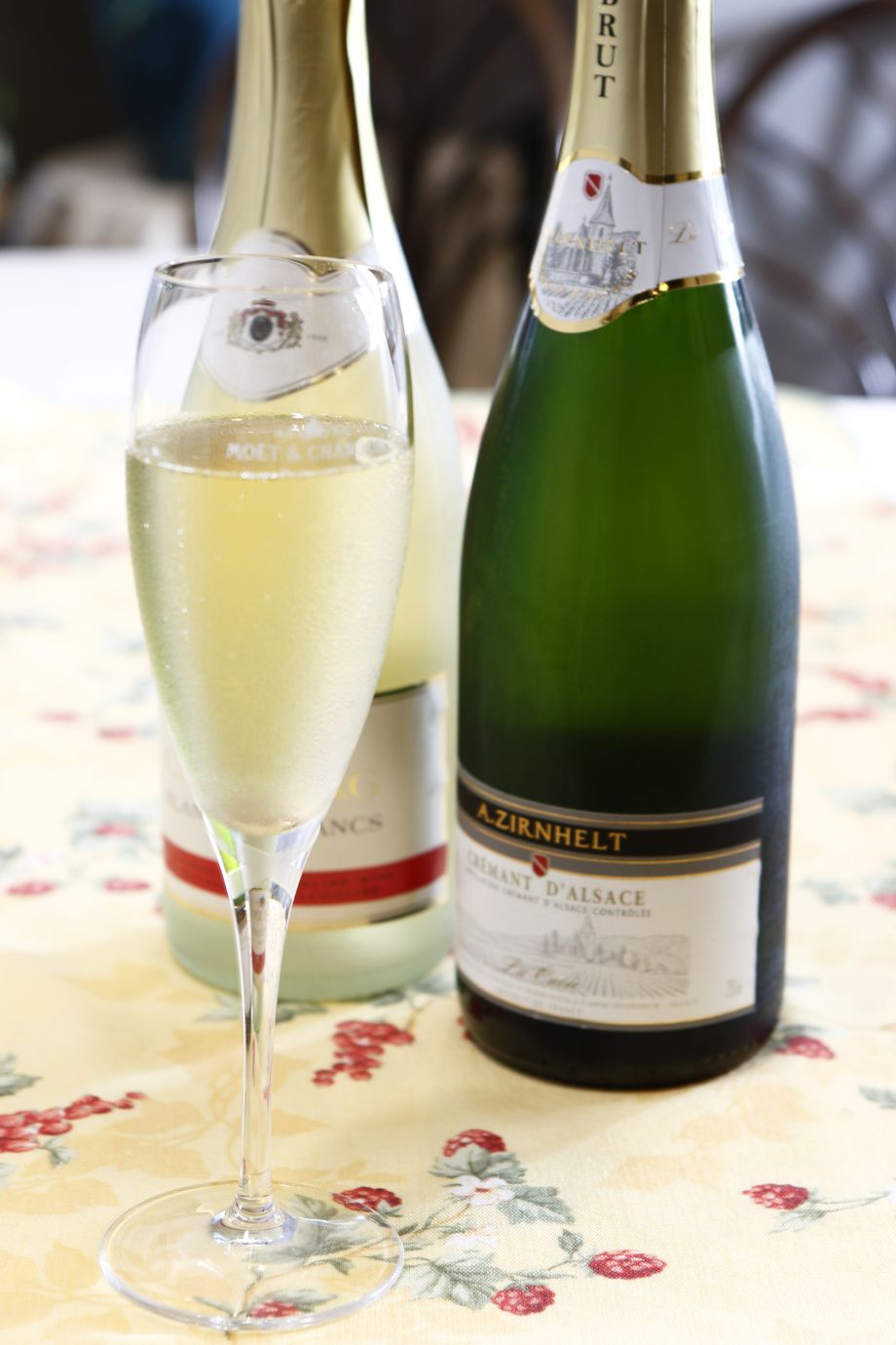 スパークリングワイン（グラス　￥８００　ボトル　￥４３２０）