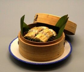 【夏限定】白焼き鰻と黒炒飯の蒸篭蒸し