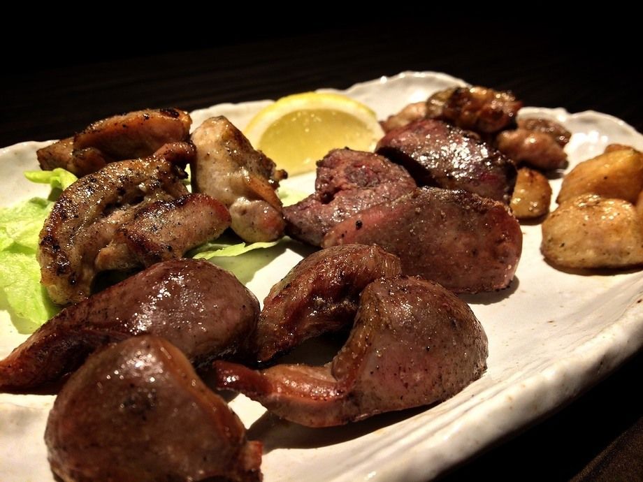 ■炎の炭火焼　大山鶏を使った贅沢　五種盛り合わせ