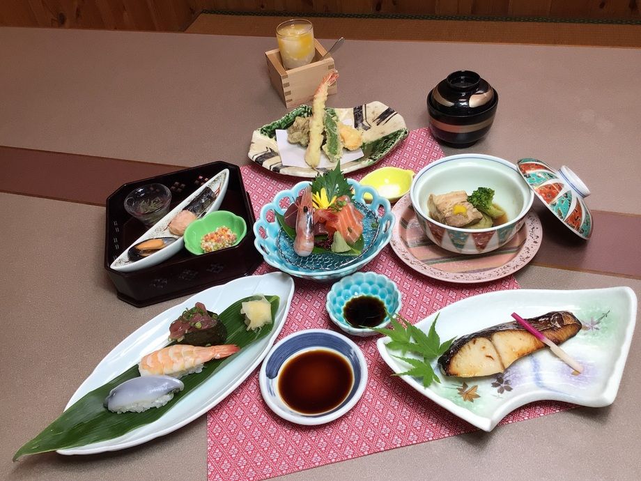 会席料理　‐茜‐（４，０００円＋税　　4,400円）