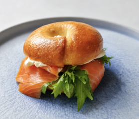 米粉ベーグル サンドウィッチ |スモークサーモン ＆ クリームチーズ/ Rice Flour Bagel Sandwich | Smoked Salmon & Cream Cheese